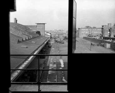 400130 Gezicht vanuit het koelhuis op het terrein van de Groenten- en Vruchtenveilingen (Croeselaan) te Utrecht.